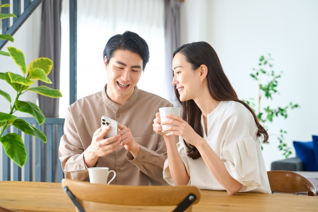 スマホで中古車を探す夫婦