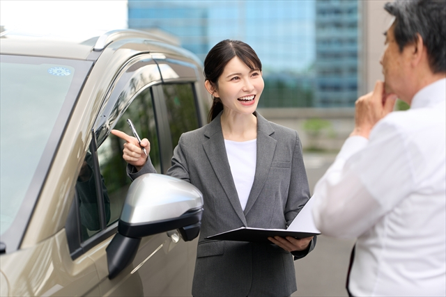販売店スタッフが車を説明する様子